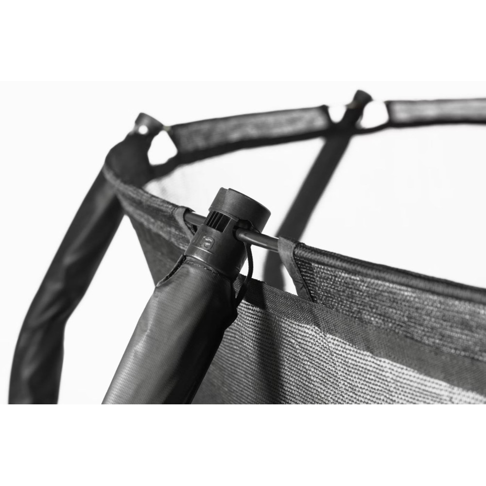 Zbliżenie czarnej osłony krawędzi trampoliny z klipsem mocującym na białym tle.