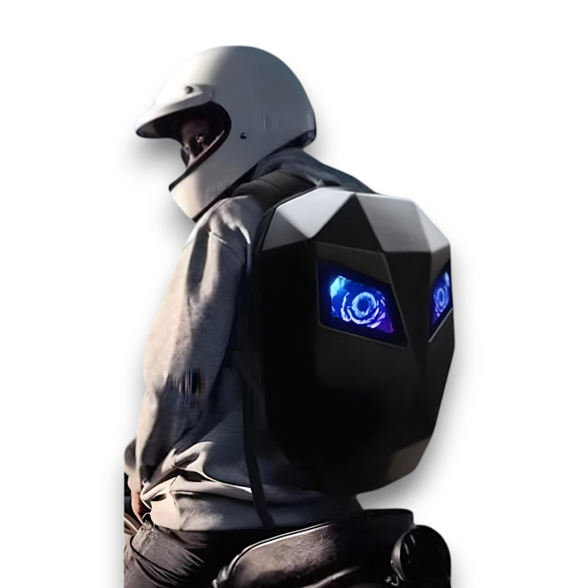 Jinete con casco blanco y mochila futurista con luces azules.