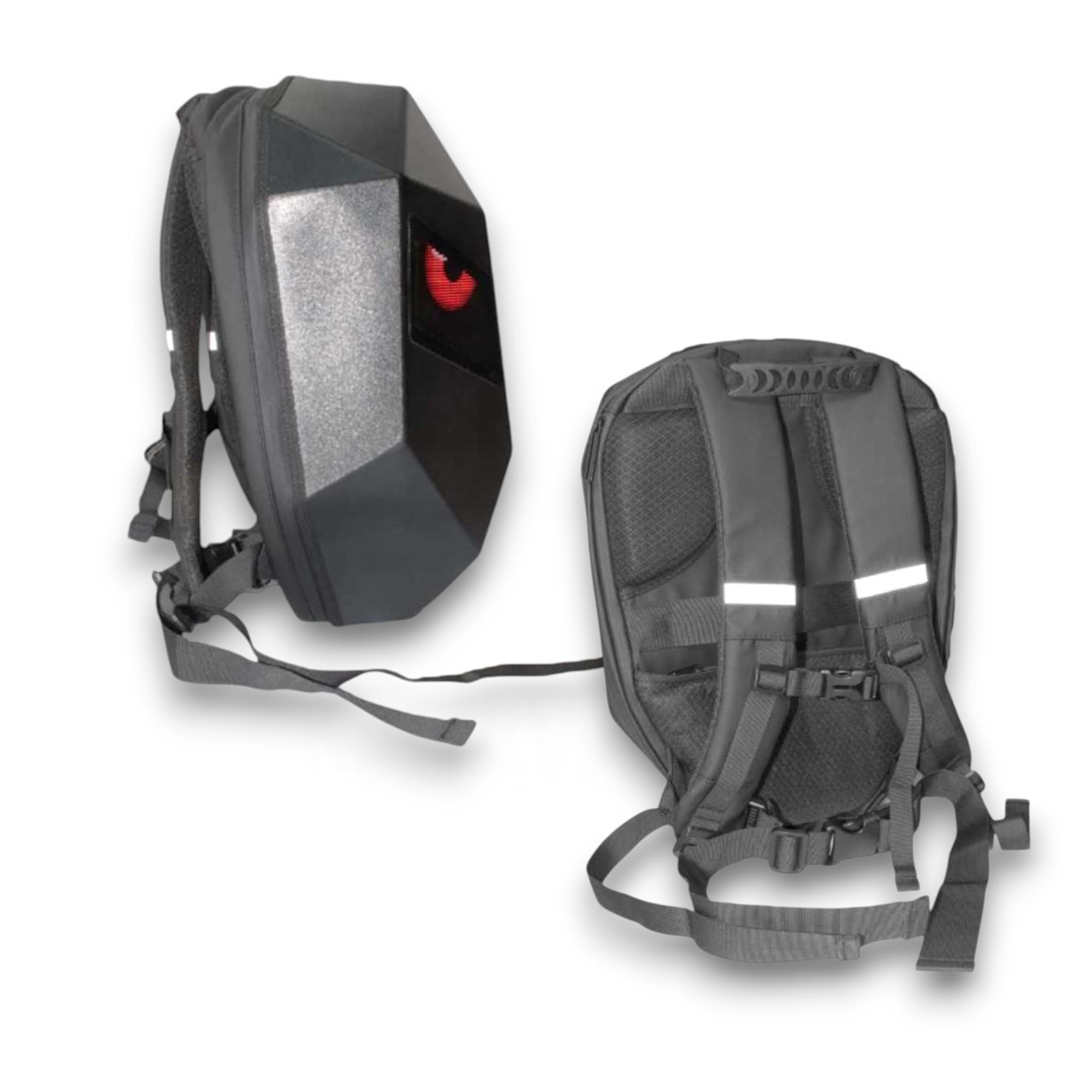 Dos mochilas negras sobre fondo blanco. Una con un ojo rojo.