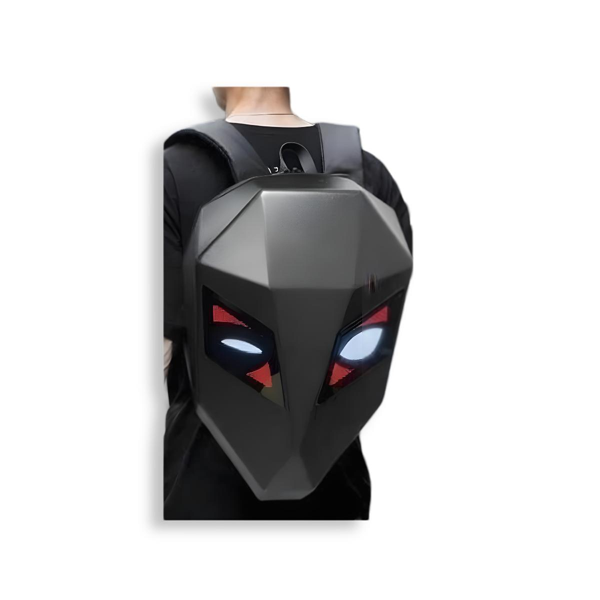 Una persona con una mochila negra con forma de casco.