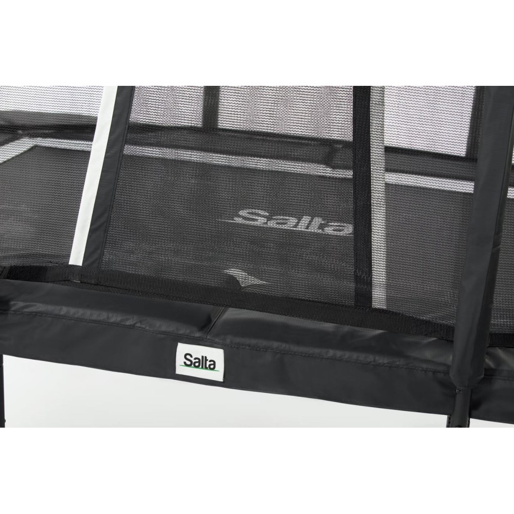 Czarna trampolina z siatką zabezpieczającą i widocznym logo Salta.