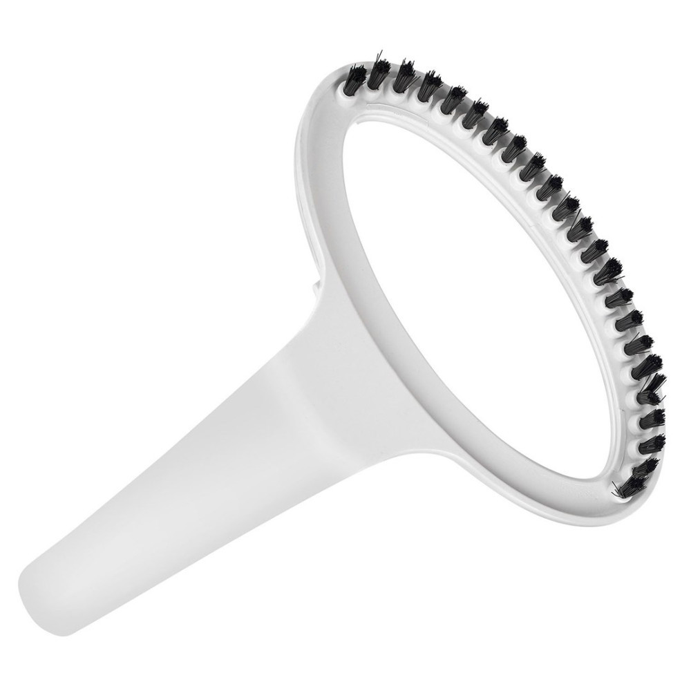 Biała szczotka z czarnym włosiem na białym tle.