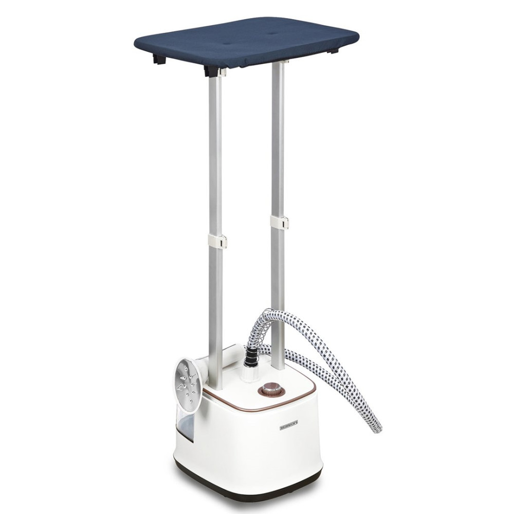 Biała parownica do ubrań z niebieską deską do prasowania i wężem na białym tle.