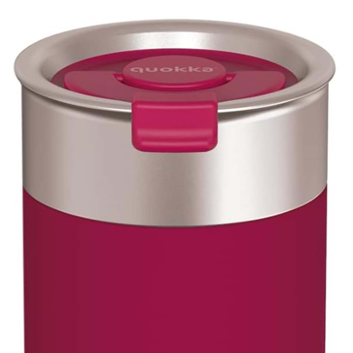Primo piano di un thermos rosso con banda argentata e coperchio rosa.