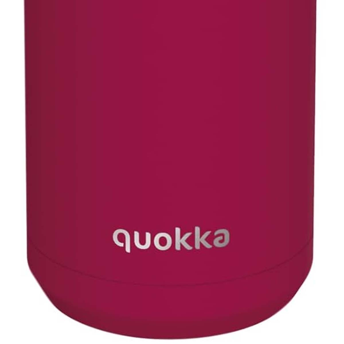 Un bicchiere color magenta con il logo argentato "quokka".