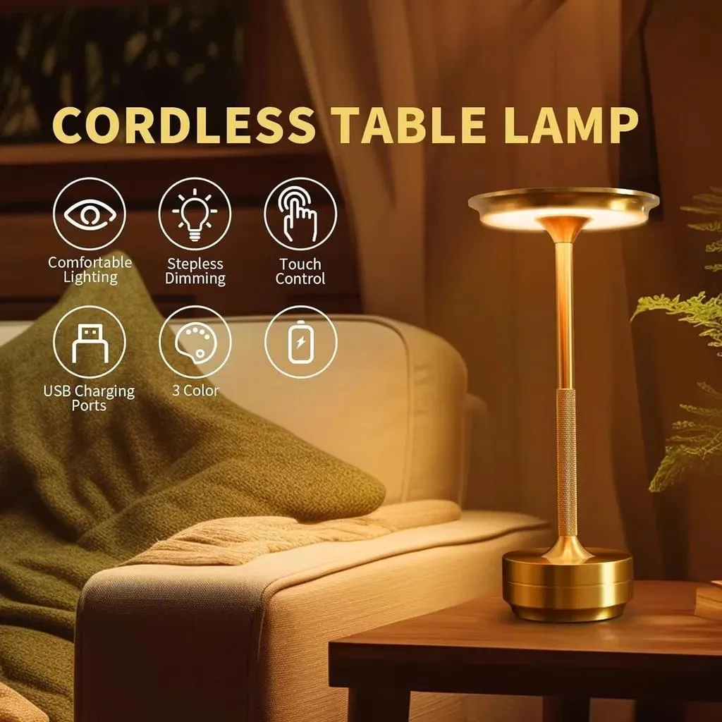 Eine goldene schnurlose Tischlampe mit Touch-Steuerung steht auf einem Holztisch neben einer Couch.