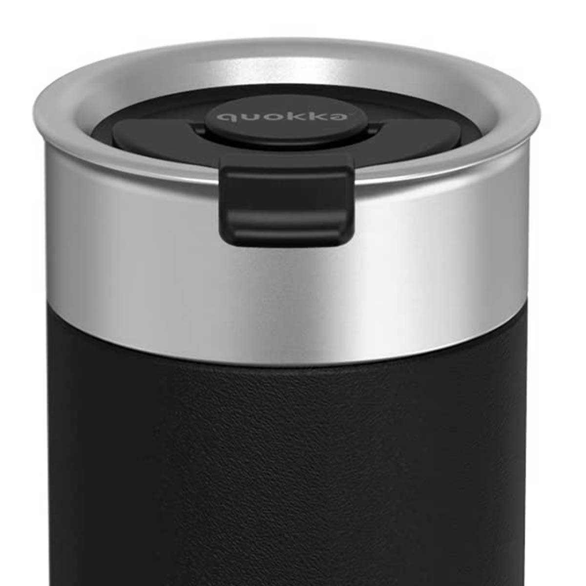 Tazza da viaggio nera con bordo argentato e coperchio nero con logo 'quokka'.