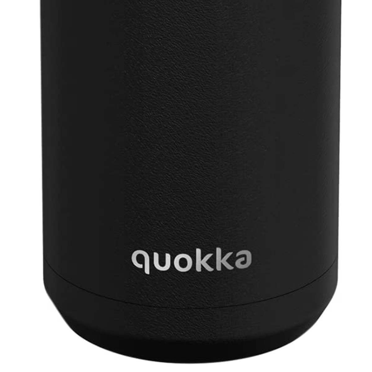 Una tazza nera con il logo bianco "quokka".