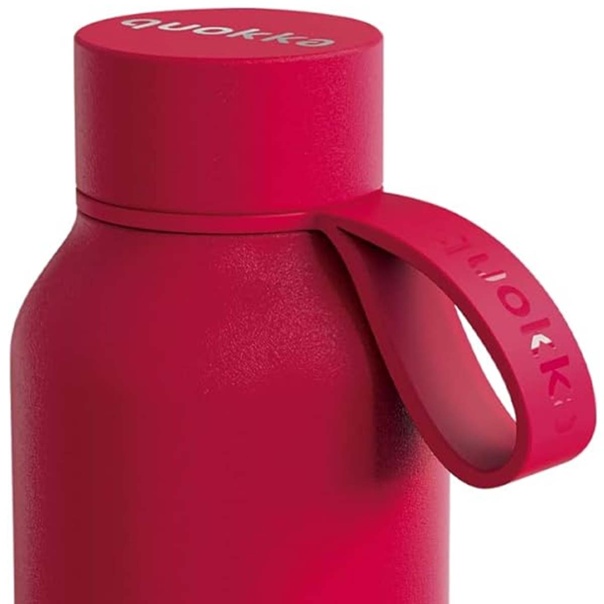 Bottiglia rossa con cinturino e logo.
