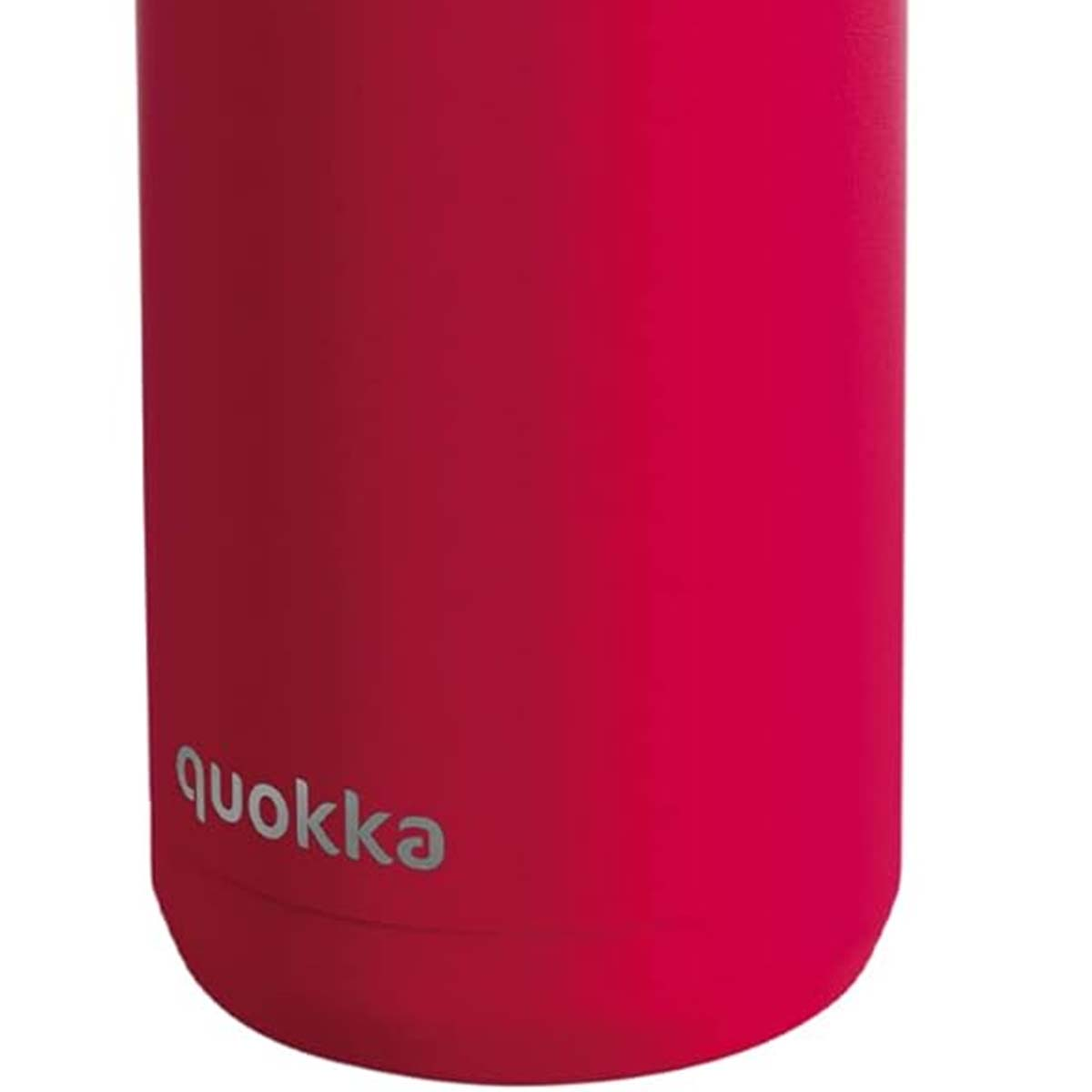 Una tazza rossa con il logo "quokka".