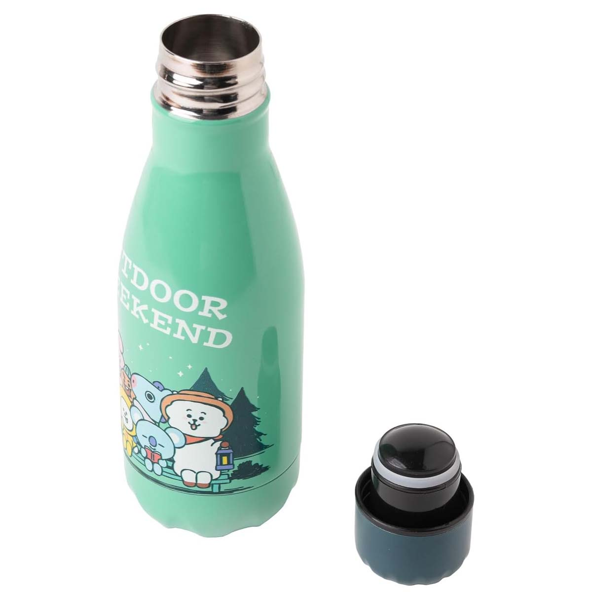 Una borraccia verde con personaggi e testo 'OUTDOOR WEEKEND' e tappo separato.