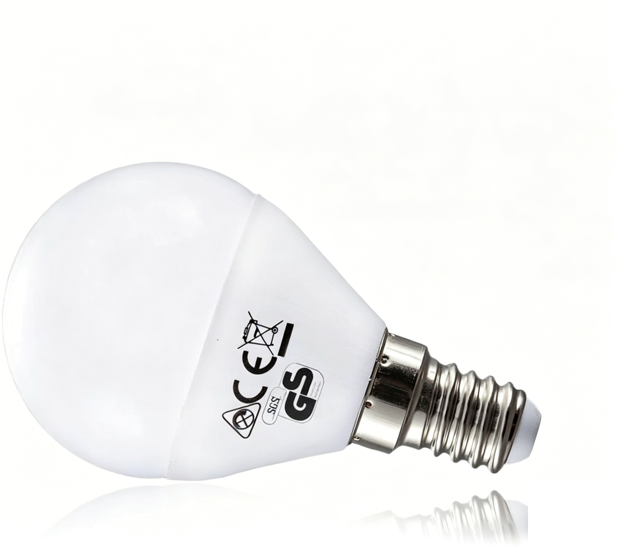 Eine weiße LED-Glühbirne mit silbernem Gewindesockel, liegend auf weißem Grund.