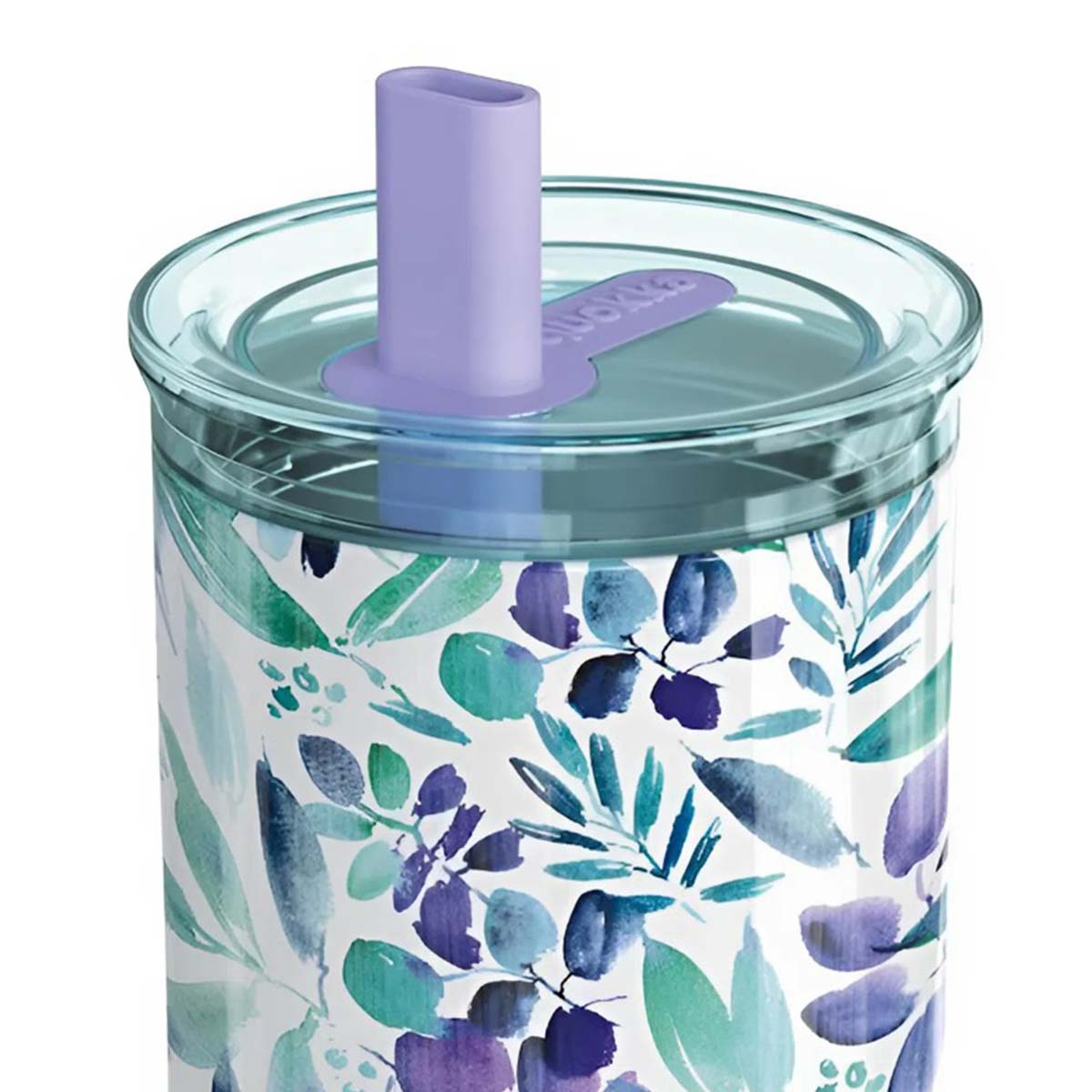 Una tazza con motivo a foglie blu e viola e una cannuccia lavanda.