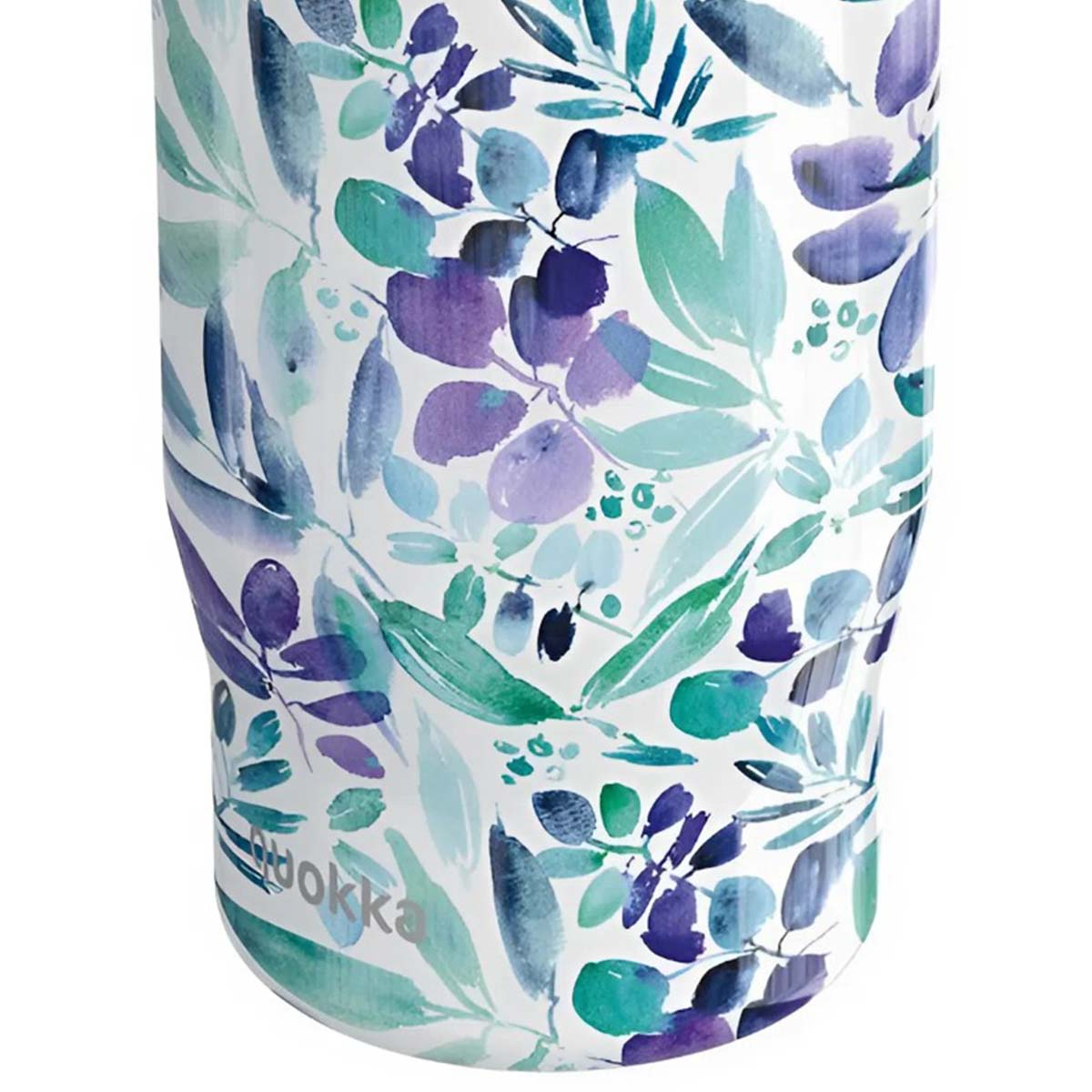 Una tazza bianca con un motivo ad acquerello di foglie viola e verdi.