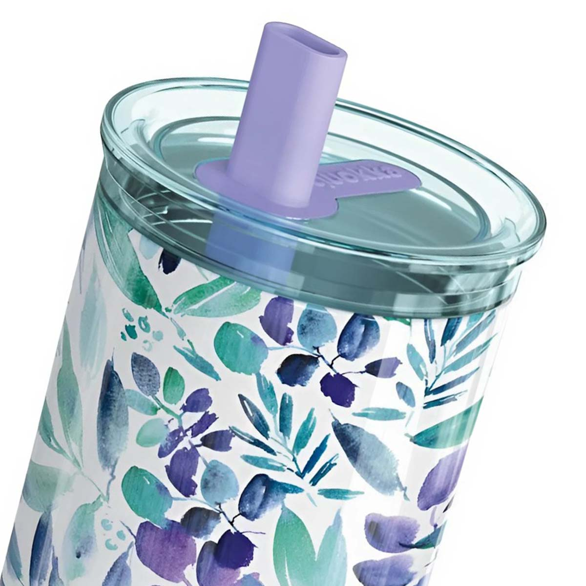 Primo piano di una tazza con motivo a foglie e cannuccia viola.