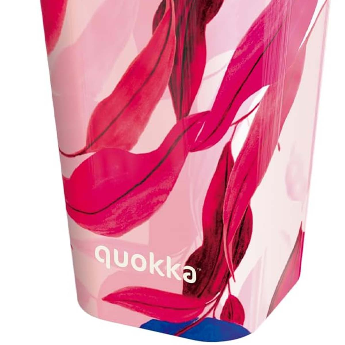 Una tazza rosa con foglie rosse e la scritta "quokka".