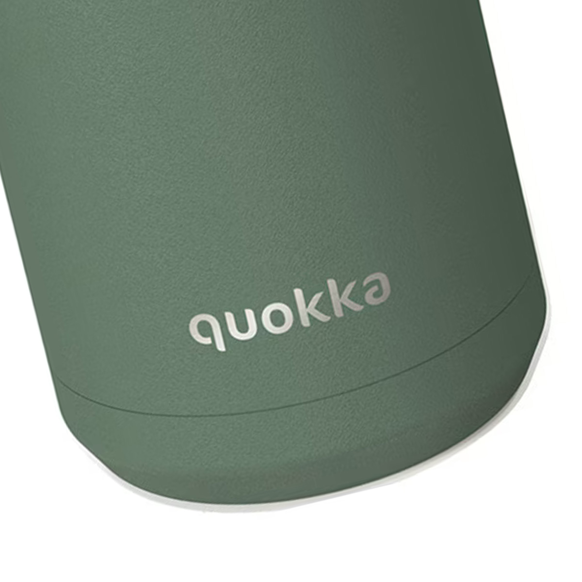 Borraccia verde con logo Quokka argentato.