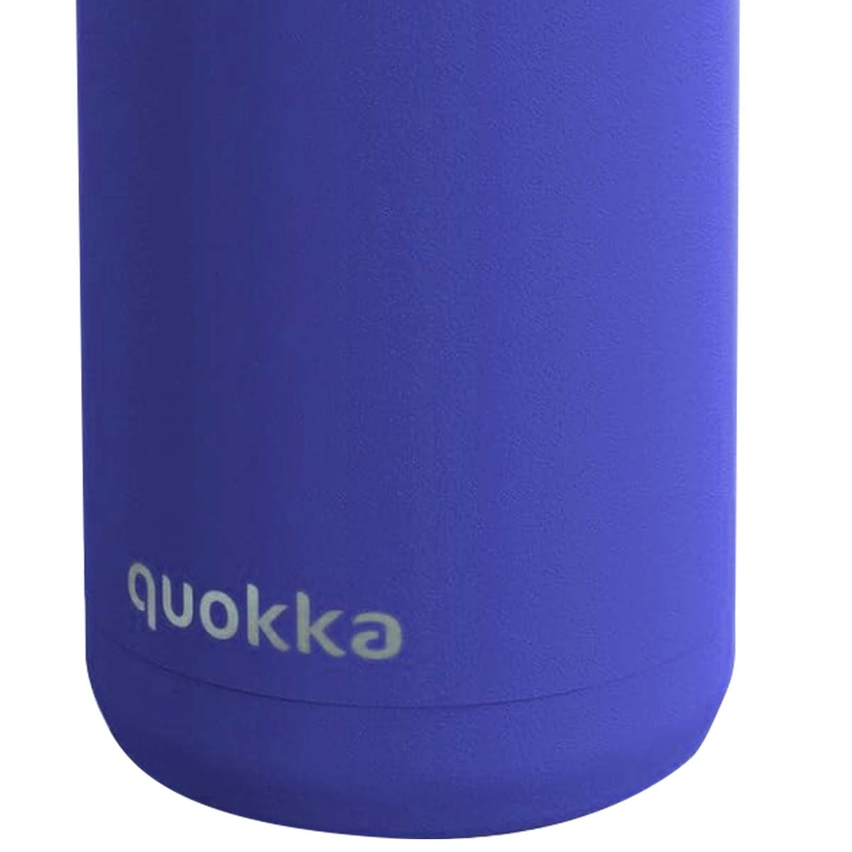 Una bottiglia viola con il logo "quokka" sul davanti.