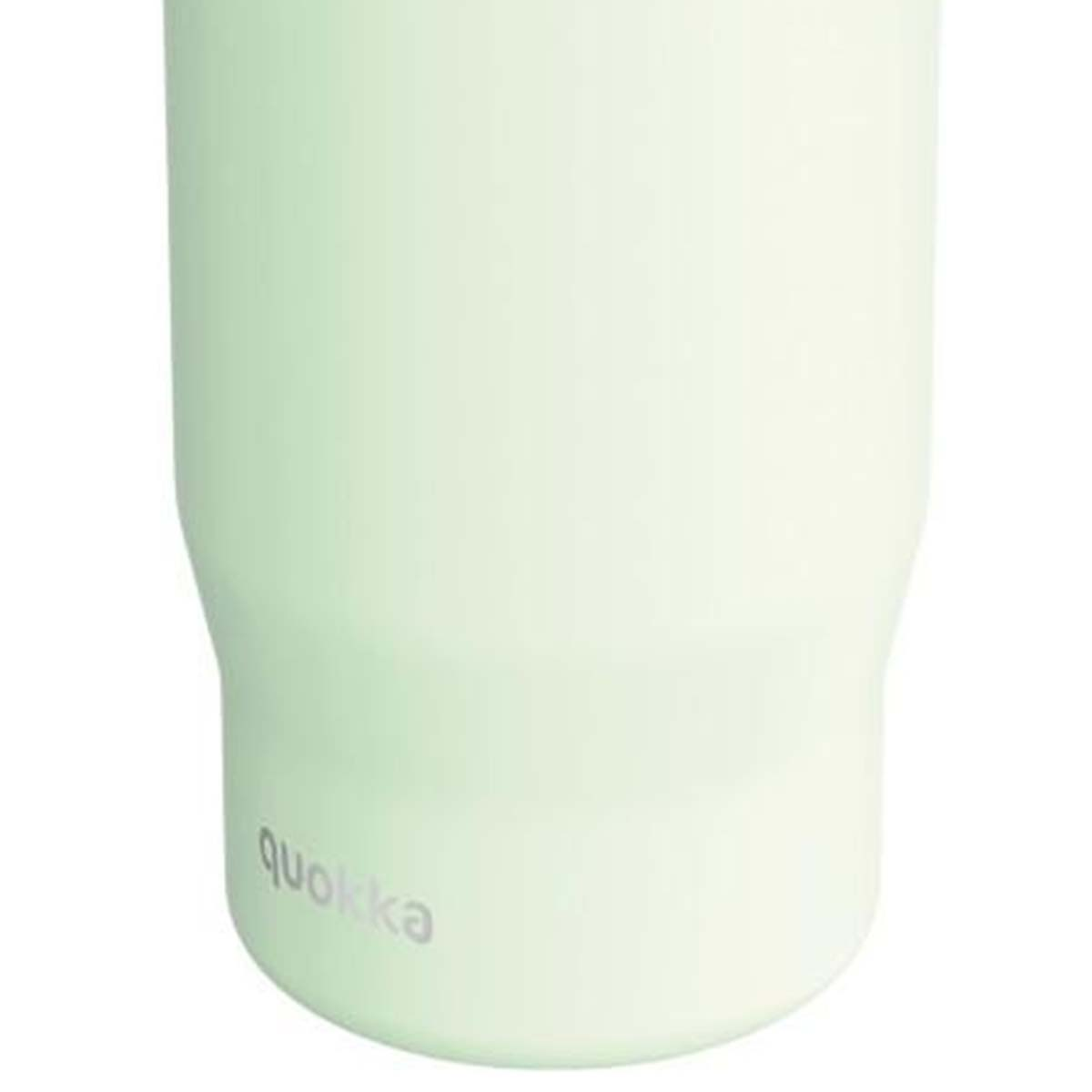 Una tazza verde chiaro con il logo 'Quokka' sul lato.