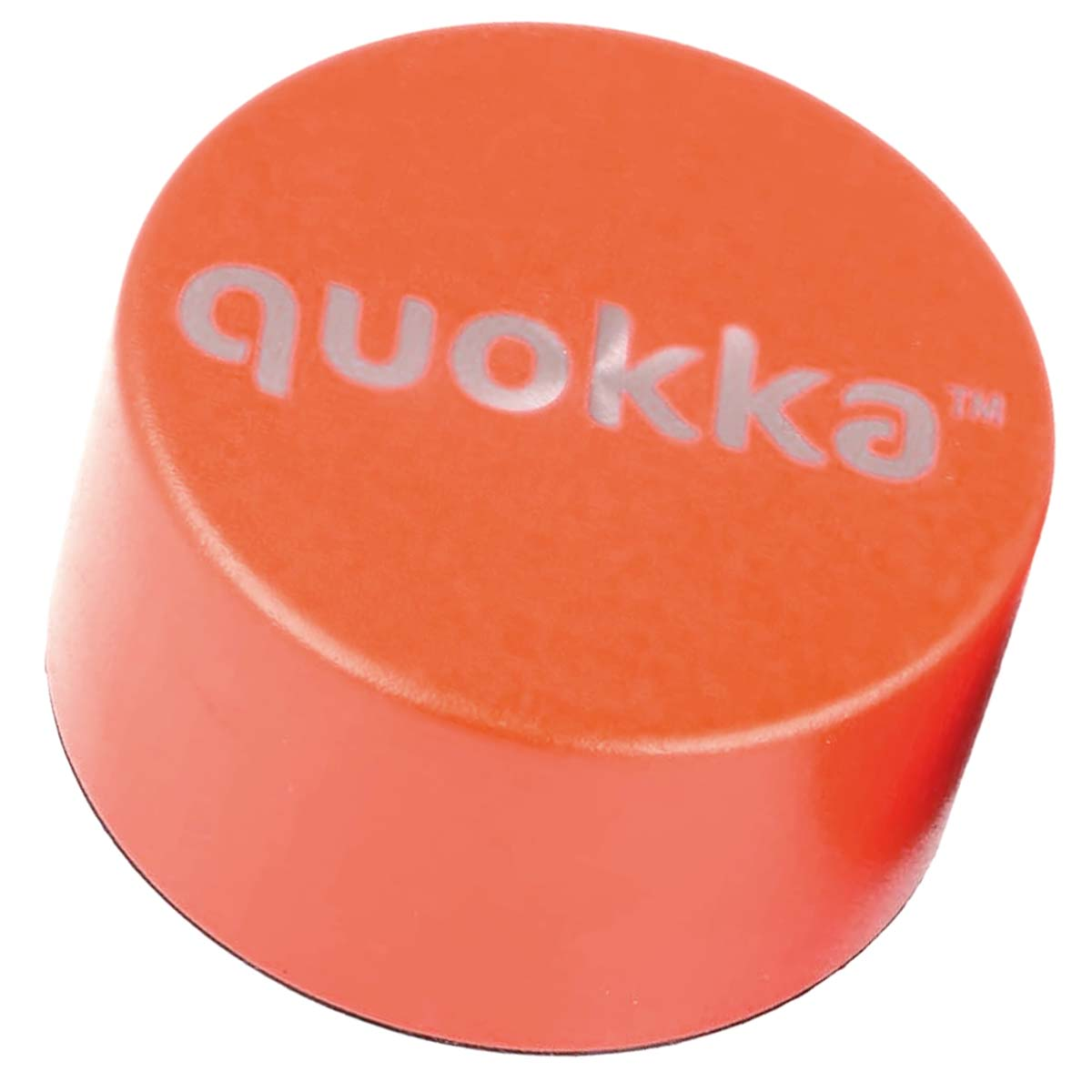 Un oggetto cilindrico arancione con il logo 'quokka' in rilievo.