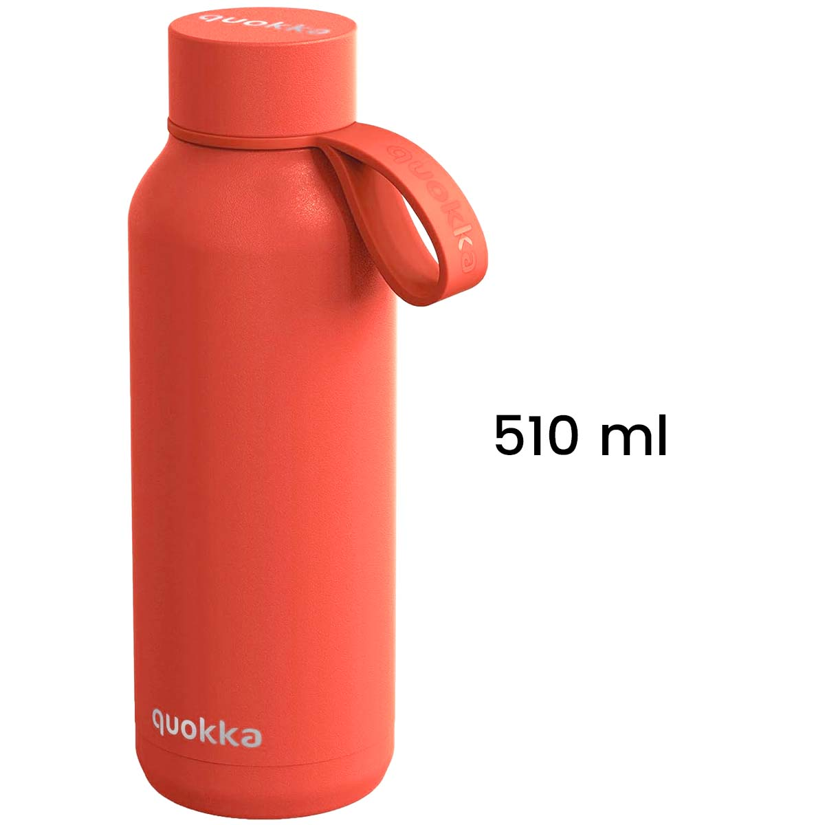 Una borraccia Quokka rosso corallo da 510 ml con anello per il trasporto.