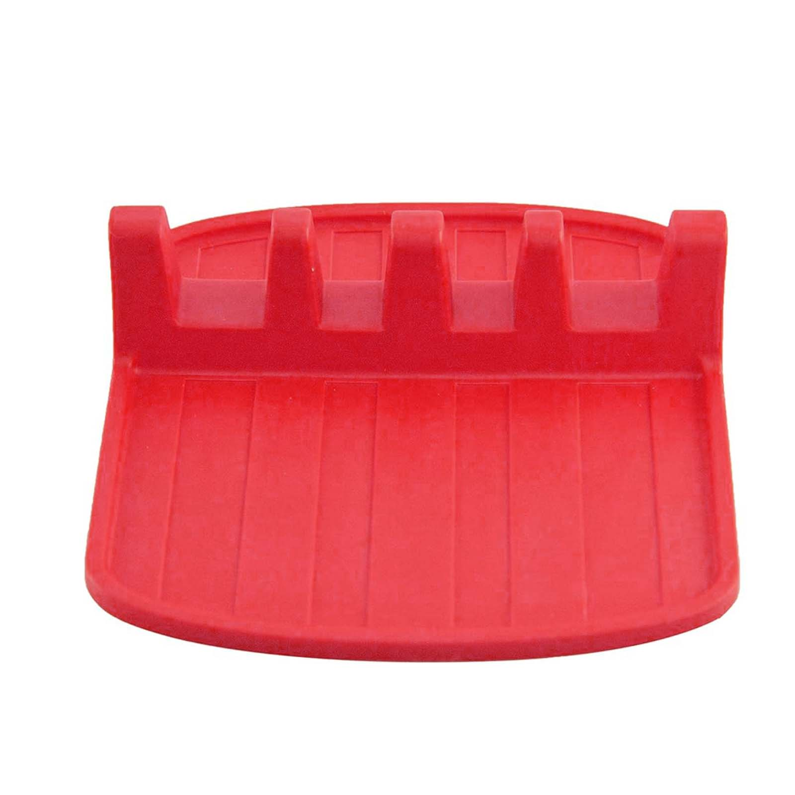 Un oggetto di plastica rosso con fessure e creste su sfondo bianco.