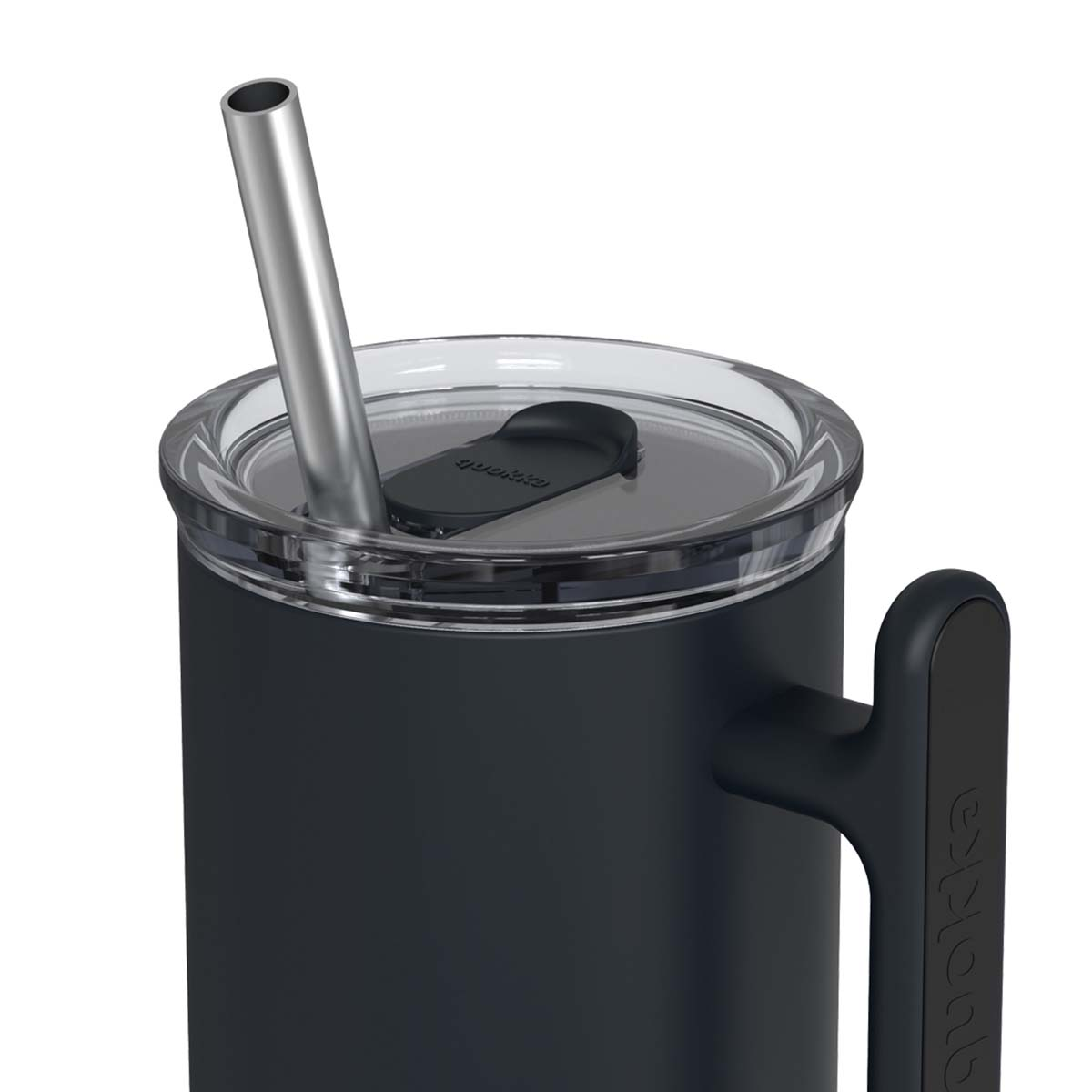 Tazza grigio scuro con manico e cannuccia argentata, primo piano.