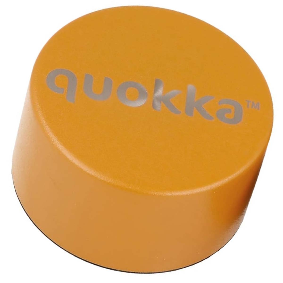 Un oggetto cilindrico arancione con il logo 'quokka'.