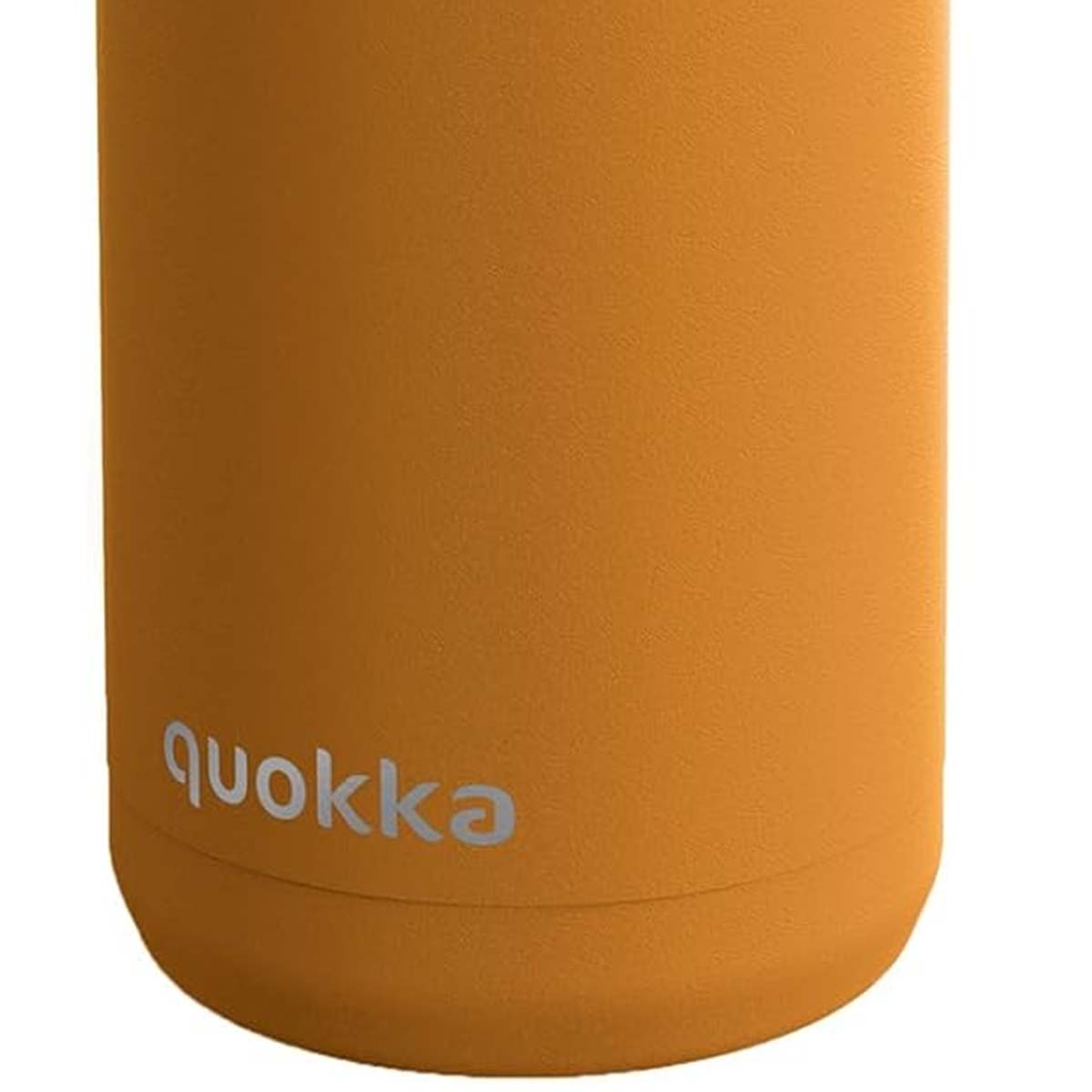 Bicchiere arancione con logo argentato 'quokka' sul davanti.