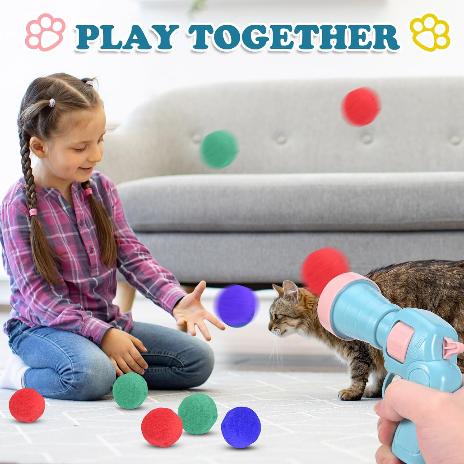 Mädchen spielt mit Katze und Ballwerfer. Bälle in Rot, Grün und Blau fliegen.