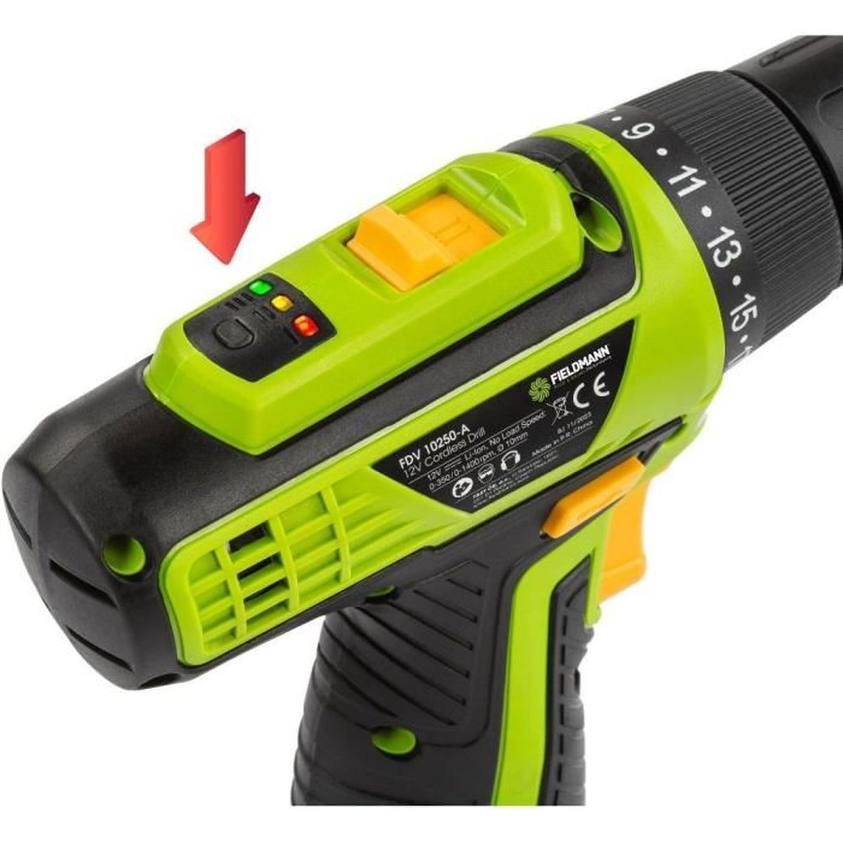 Groene en zwarte accuboormachine met gele knop en rode pijlindicator.