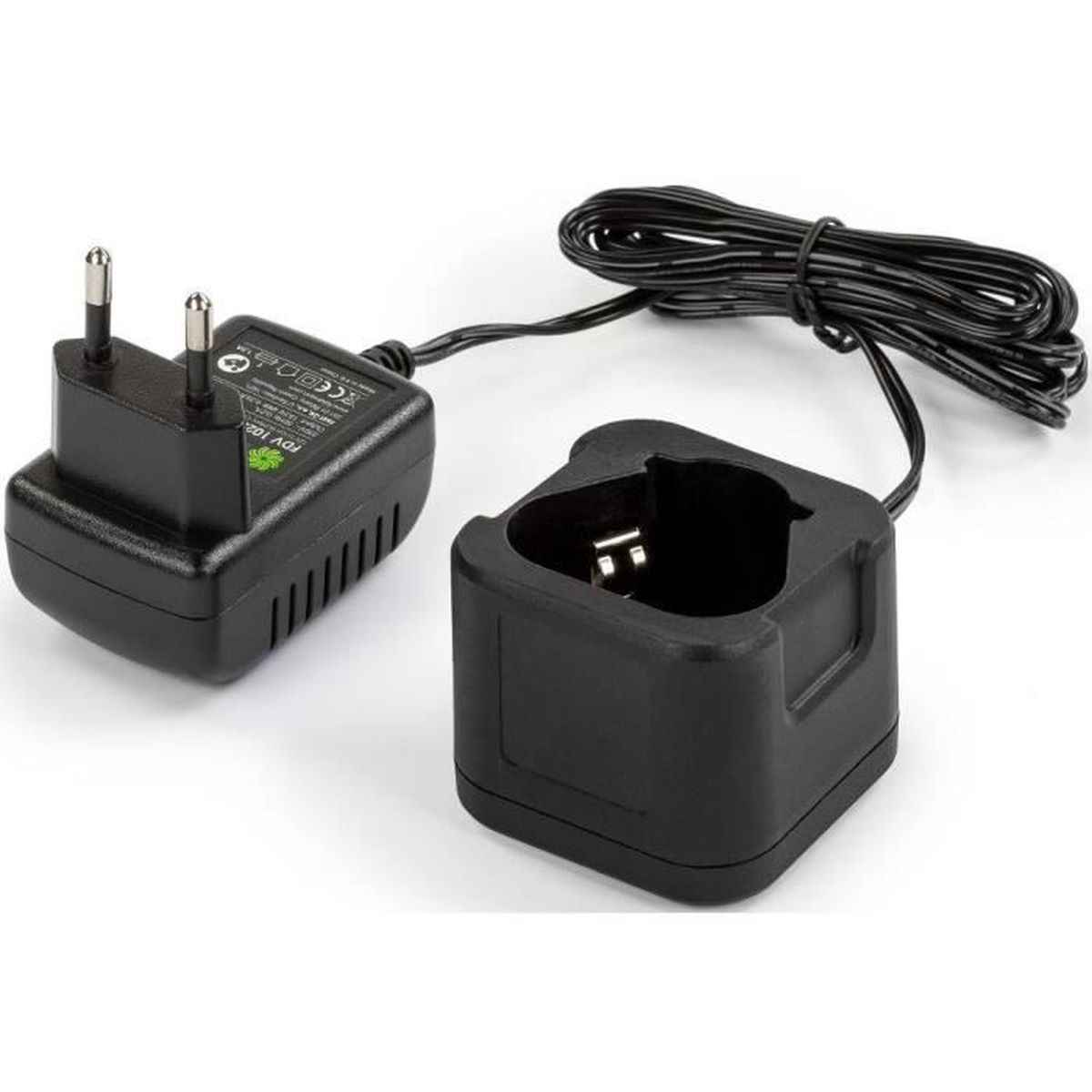 Een zwarte batterijlader met een stroomadapter en kabel op witte achtergrond.