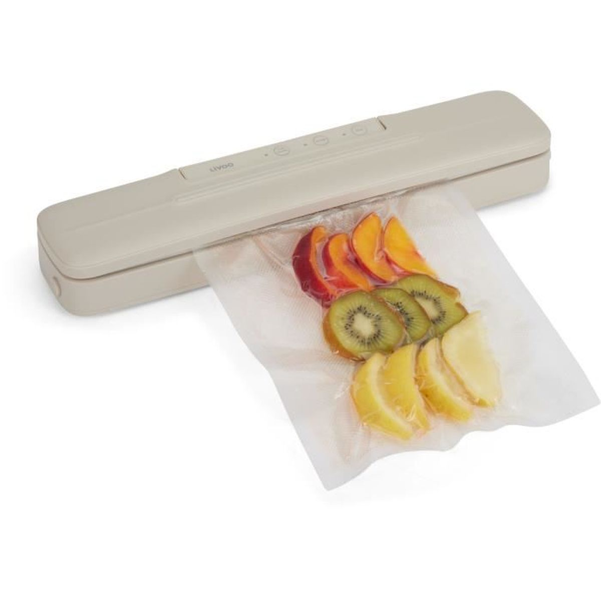 Een beige vacuümmachine sluit fruitschijfjes af in een plastic zak.