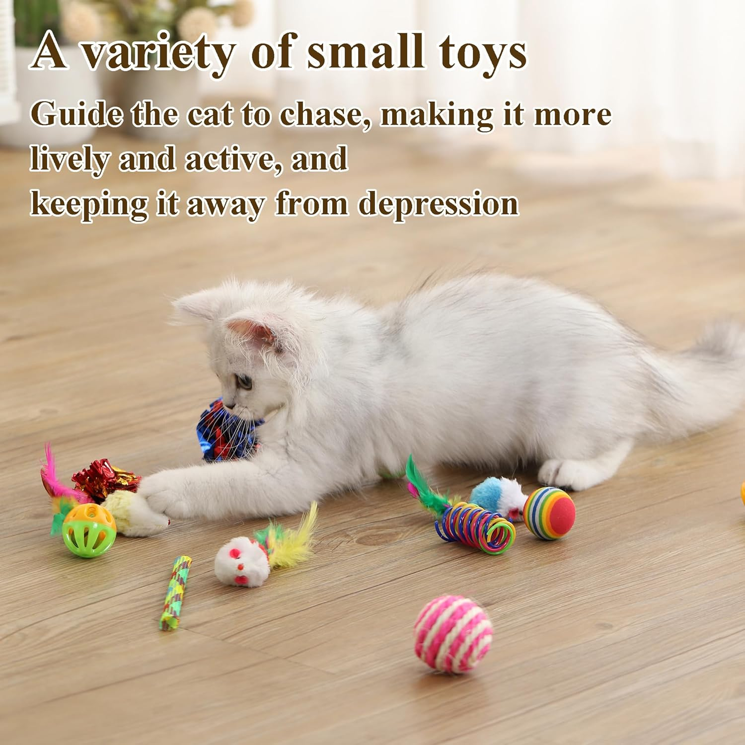 Eine weiße Katze spielt mit bunten Katzenspielzeugen auf einem Holzboden.