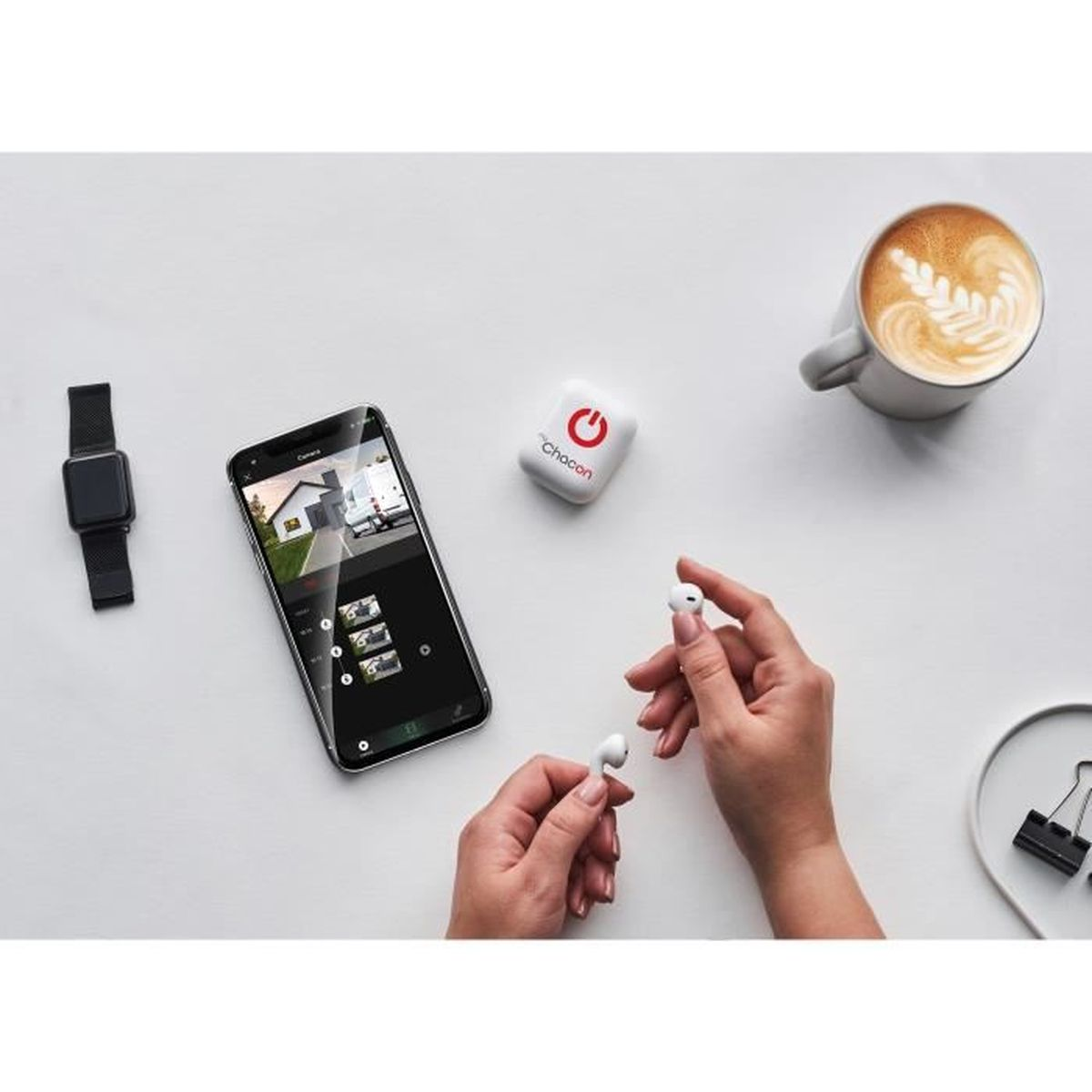 Smartphone met beveiligingsapp, smartwatch, oordopjes, koffiekopje en accessoires.