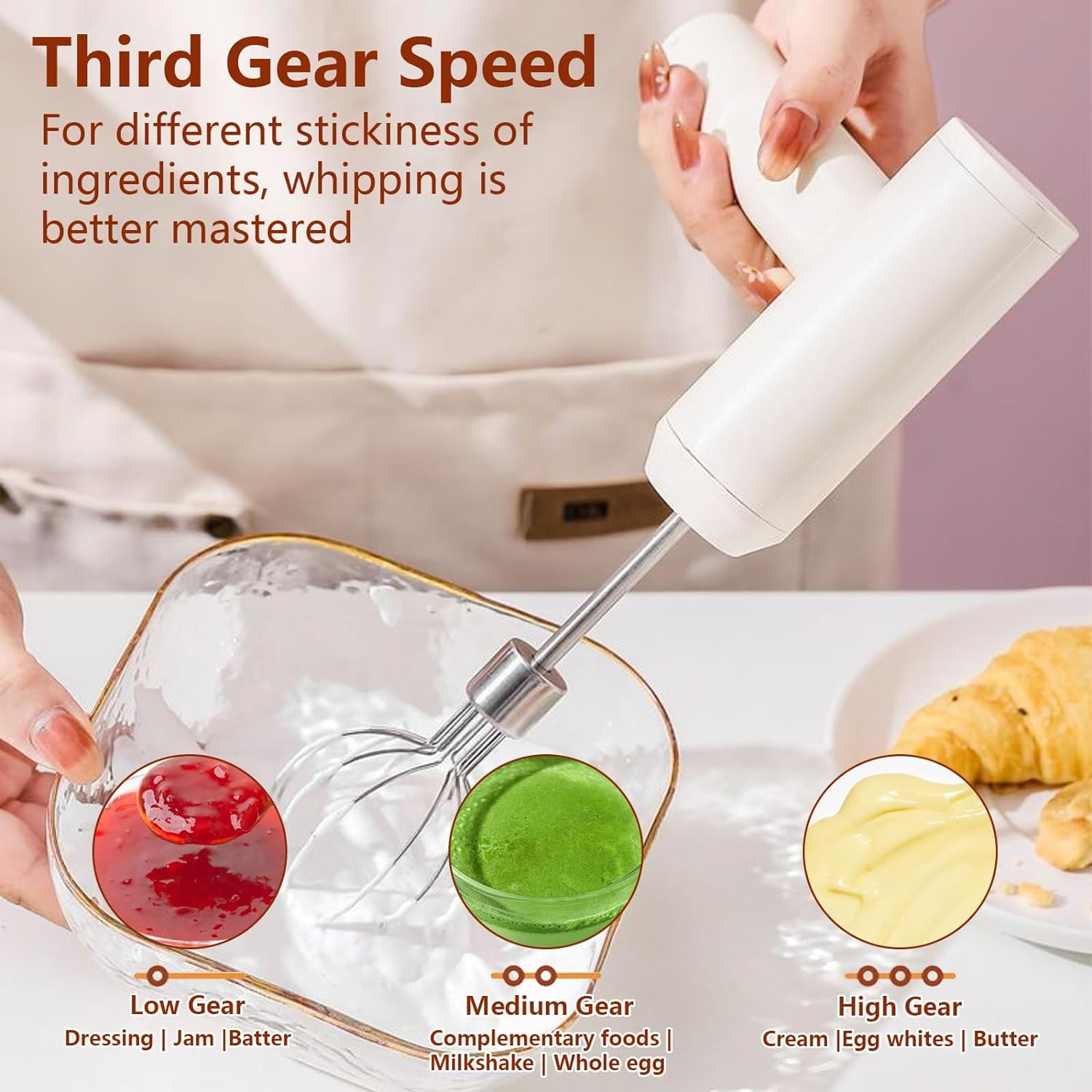 Ein weißer Handmixer über einer Schüssel mit Quirl; drei Kreise zeigen Marmelade, grünen Brei und Buttercreme.