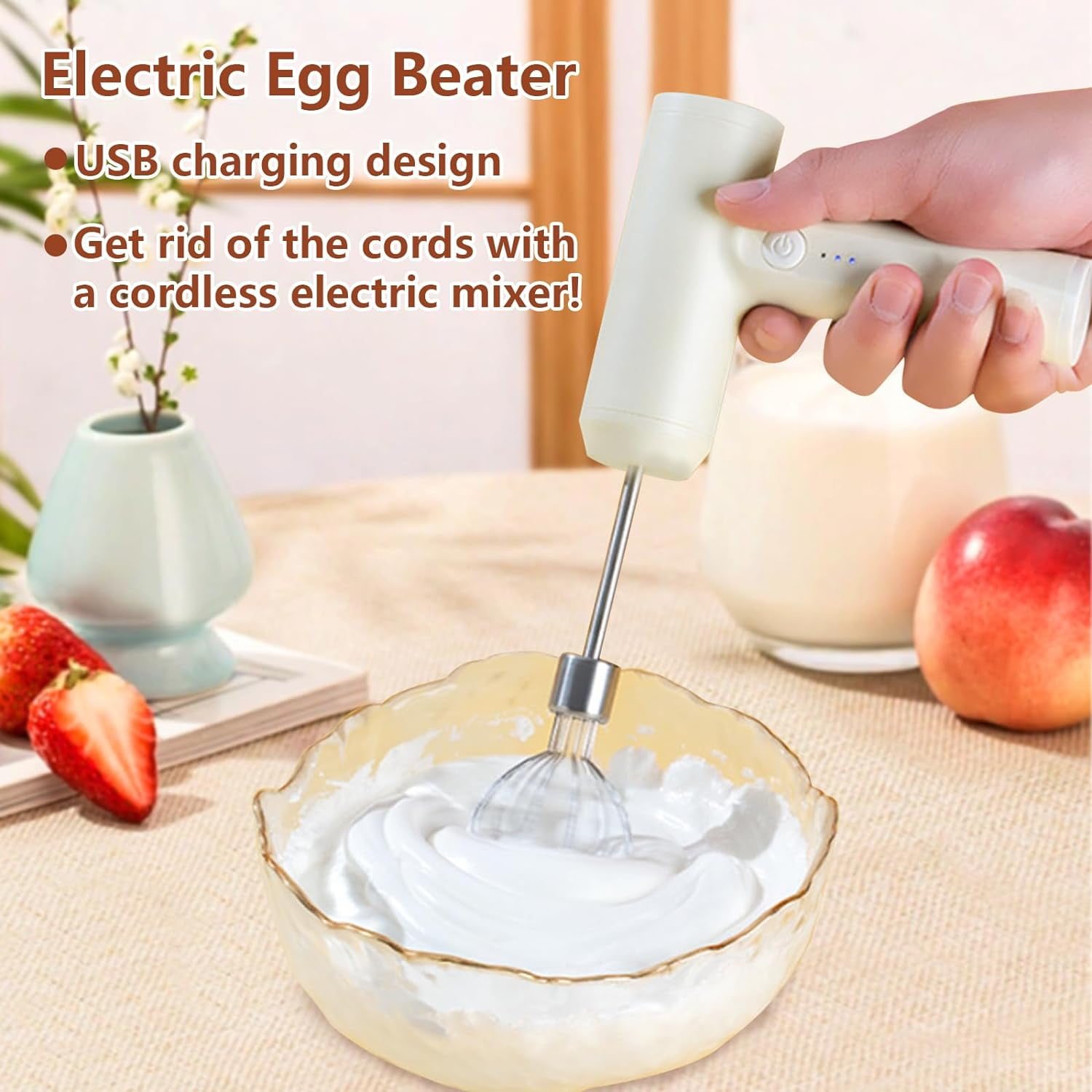 Ein weißer Handmixer schlägt weiße Sahne in einer Schüssel. Erdbeeren und ein Pfirsich liegen daneben.
