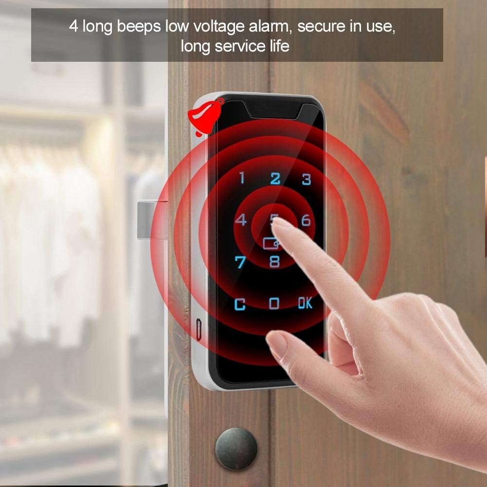 Ein Finger drückt auf die Ziffer 5 auf einem digitalen Türschloss. Rote Ringe zeigen Alarm.