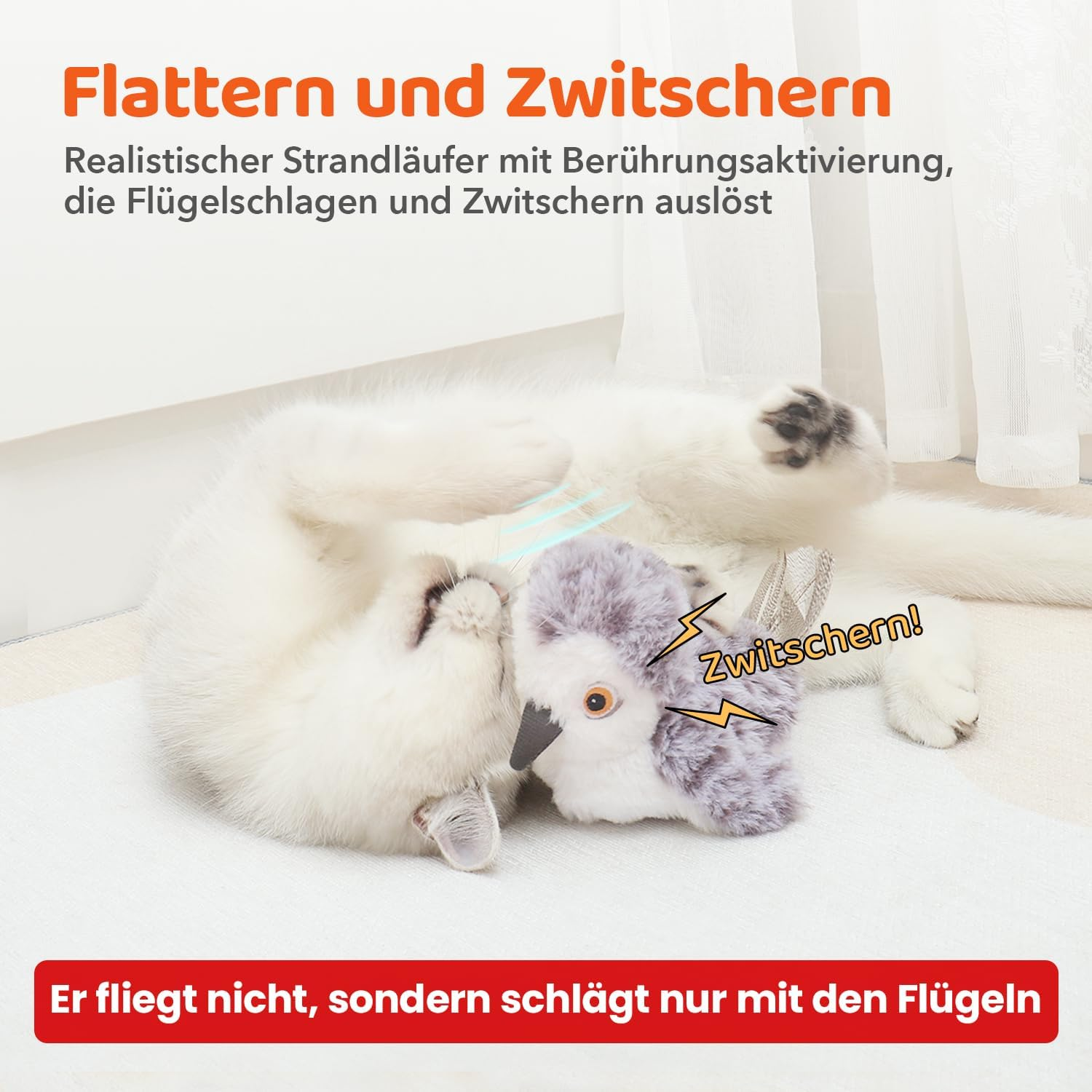 Eine Katze spielt mit einem Vogelspielzeug, das Geräusche macht.