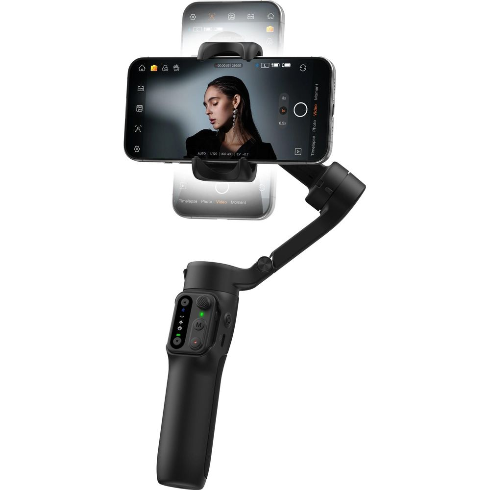 Ein schwarzer Gimbal hält ein Smartphone mit einem Porträtfoto einer Frau.
