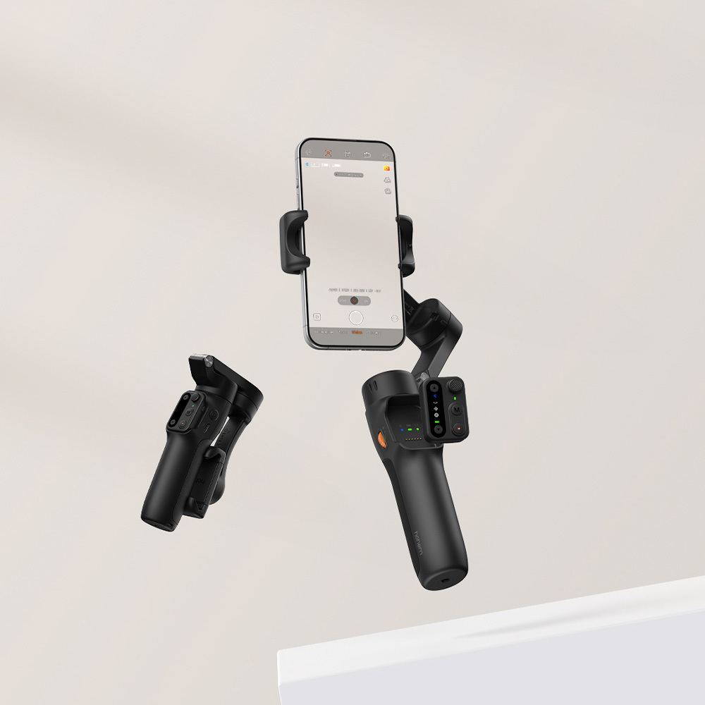 Ein schwarzer Handy-Gimbal mit einem Smartphone, auf dem eine Kamera-App geöffnet ist.