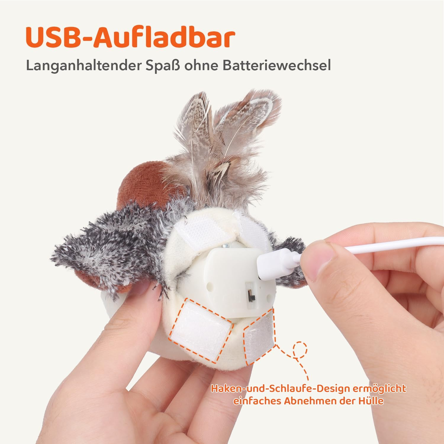 Ein Plüschtier wird über ein weißes USB-Kabel aufgeladen.