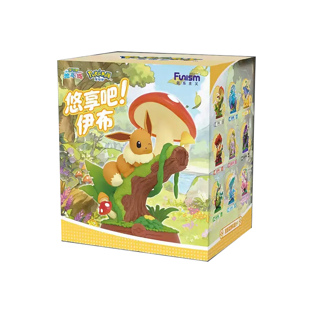 Eevee-Figur auf einem moosbewachsenen Ast unter einem Pilz, mit anderen Figuren auf der Box.