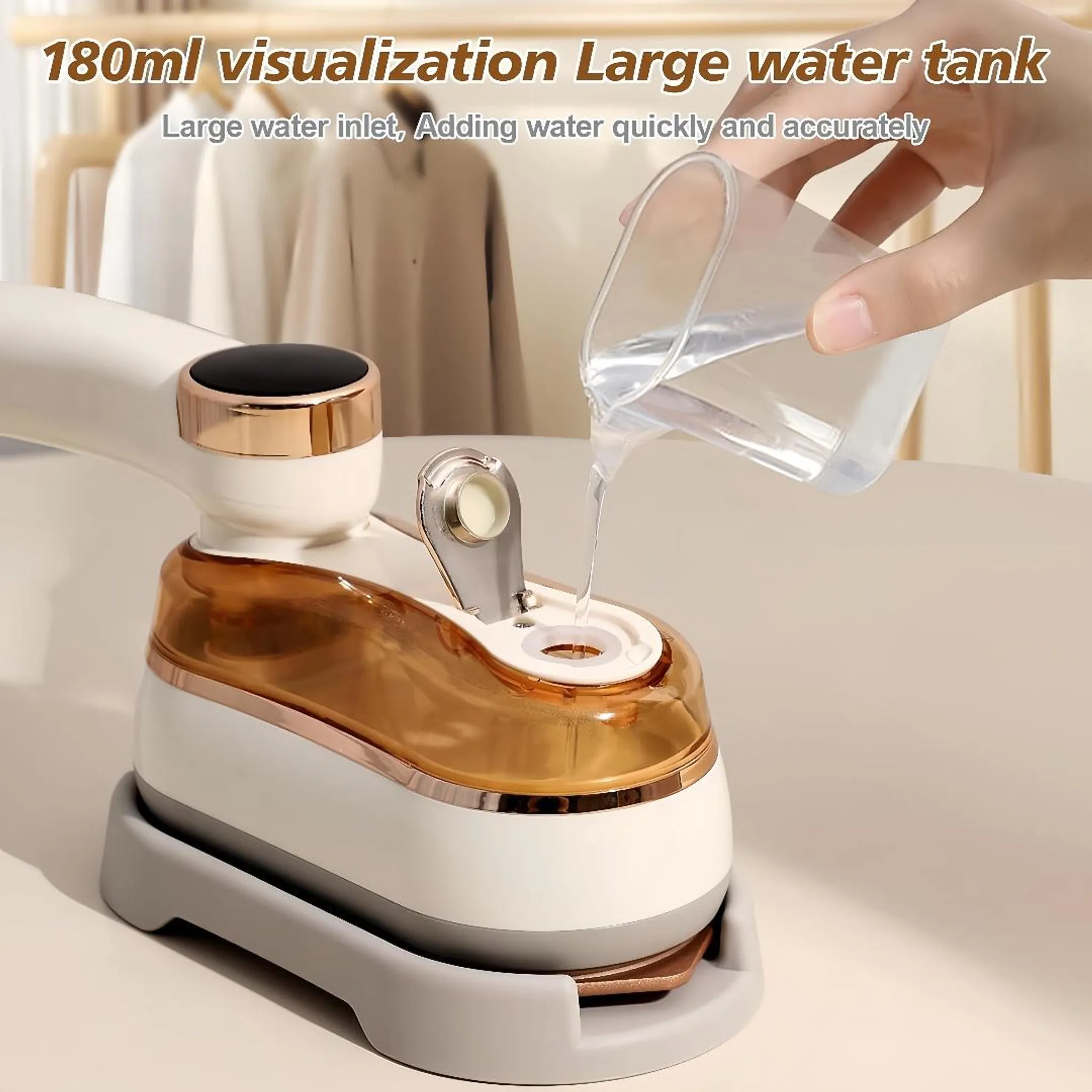 Eine Hand gießt Wasser in einen weißen und goldenen Dampfbügler. Kleidung hängt im Hintergrund.