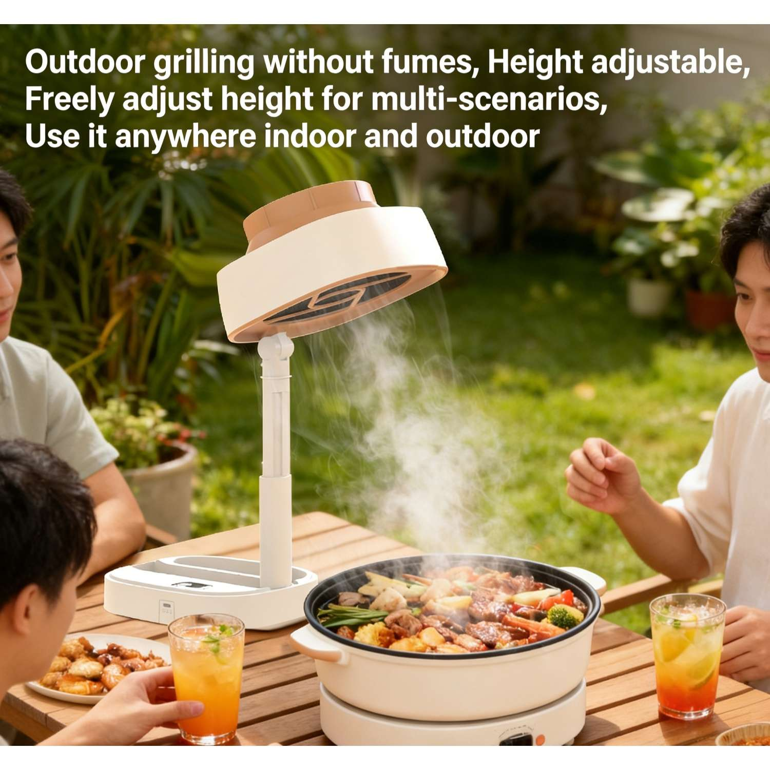 Drei Männer grillen im Freien an einem Holztisch mit einem Topf voller Essen und Getränken.