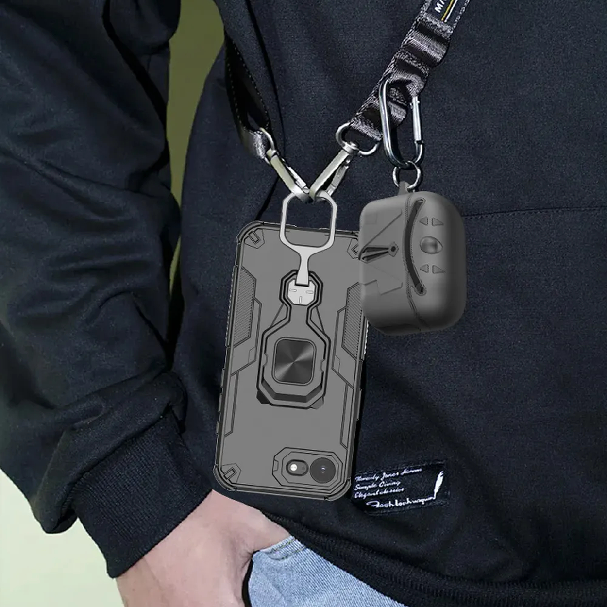 Grijze telefoonhoes met ringhouder en oordopjeshoesje, aan een koord bevestigd.