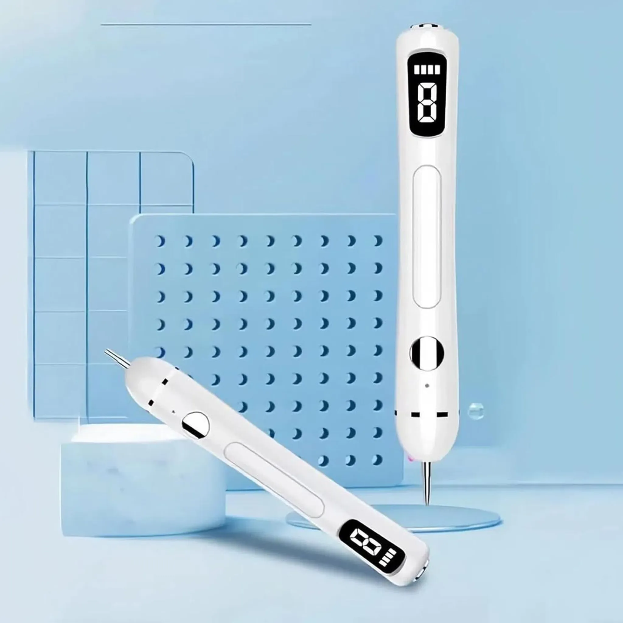 Zwei weiße Hautpflegegeräte mit digitalen Displays auf blauem Hintergrund.
