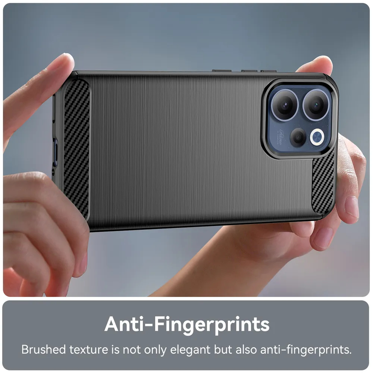 Des mains tiennent une coque de téléphone gris foncé texturée brossée avec des accents en fibre de carbone.