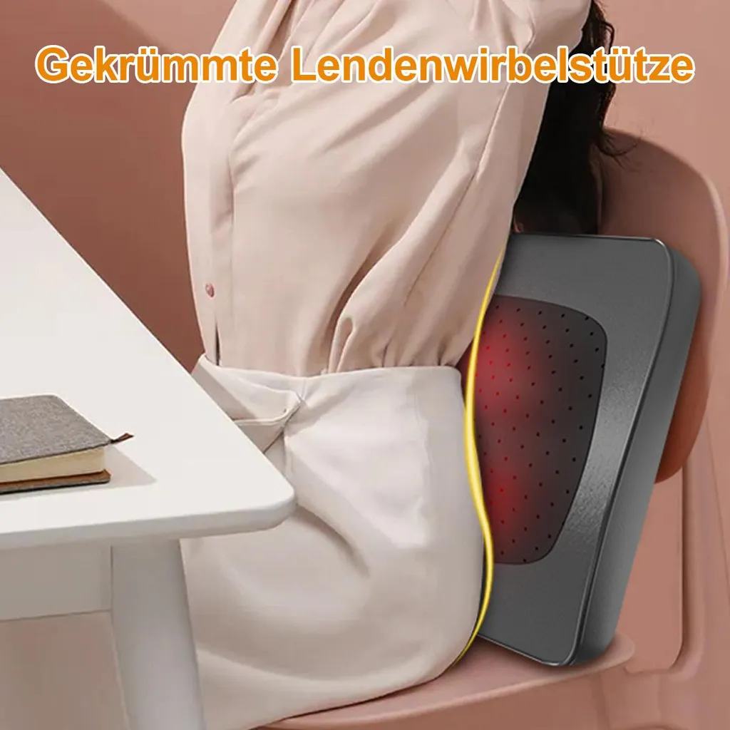 Eine Person sitzt an einem Schreibtisch, eine Lendenwirbelstütze hinter ihrem Rücken.