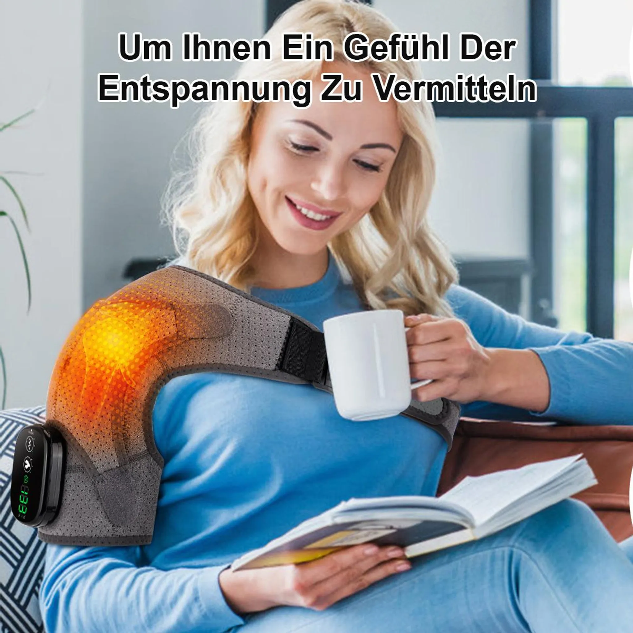 Eine Frau liest und trinkt, während sie eine Heizmanschette trägt.